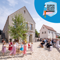 Zur Einweihung der „Neuen Mitte“ in Niederwerrn Ende Juni 2024 waren viele Festgäste gekommen und die Kinder vom Kindergarten tanzten dazu.