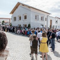 Reges Bürgertreffen vor dem „Blauen Haus“ in der Ortsmitte 