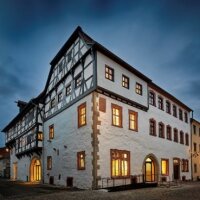 Das sanierte Baudenkmal leuchtet in den Abendstunden. 