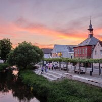 In Gundelsheim wurde der Ortskern mit Baumdach und Sitzstufen am Leitenbach neu
gestaltet.