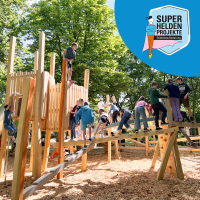 Die Kinder der benachbarten Grundschule probierten bei der Spielplatzeröffnung die vielfältigen Spielgeräte bereits eifrig aus. 