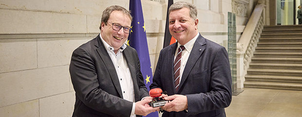 Zwei Personen nebeneinander