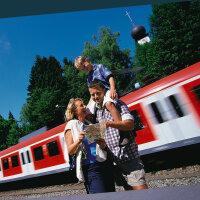 Ein Ehepaar mit Kind macht einen Ausflug mit der S-Bahn im Münchner Umland. Ein Ehepaar mit Kind macht einen Ausflug mit der S-Bahn im Münchner Umland.
