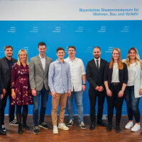 Gruppenbild der Absolventen aus dem Fachbereich Straßen- und Ingenieurbau, Verkehrsmanagement