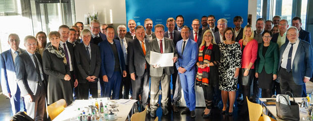 Gruppenbild mit den Unterzeichnerinnen und Unterzeichnern der Resolution für die Franken-Sachsen-Magistrale