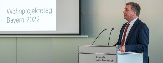Staatsminister Christian Bernreiter bei seinem Impulsvortrag zur Eröffnung des Wohnprojektetags 2022 im Haus der Architektur in München. Staatsminister Christian Bernreiter bei seinem Impulsvortrag zur Eröffnung des Wohnprojektetags 2022 im Haus der Architektur in München.