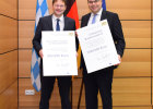 Verkehrsminister Hans Reichhart bei der Übergabe eines Förderbescheids an die Stadtwerke München