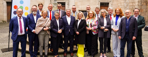 Gruppenfoto mit den Teilnehmerinnen und Teilnehmer der Verkehrsministerkonferenz in Nürnberg 