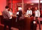 Das Casinoteam des Bauministeriums bewirtet die Gäste in der neuen Bar.