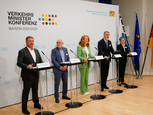 Die Teilnehmerinnen und Teilnehmer der Pressekonferenz am Rednerpult (von links nach rechts): Christian Bernreiter, Bayerischer Staatsminister für Wohnen, Bau und Verkehr und Vorsitzender der Verkehrsministerkonferenz, Winfried Hermann, Verkehrsminister von Baden-Württemberg, Petra Berg, Ministerin für Umwelt, Klima, Mobilität, Agrar und Verbraucherschutz im Saarland, Steffen Schütz, Thüringer Minister für Digitales und Infrastruktur, und  Dr. Lydia Hüskens, Ministerin für Infrastruktur und Digitales des Landes Sachsen-Anhalt