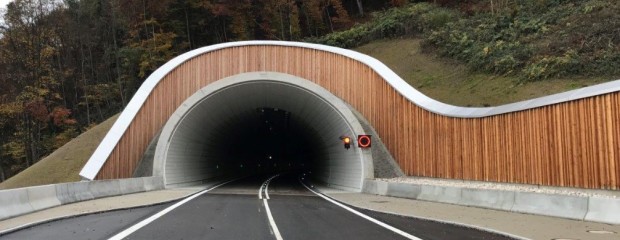 Portal des Tunnels Auberg in der Ortsumgehung Altenmarkt an der Alz im Zuge der Bundesstraße 304